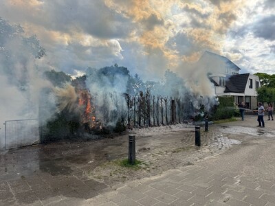 Buurtbewoners helpen brand blussen met tuinslangen in Gemert