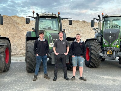 Mega Trekkertrek Spektakel trekt tractorfan Siem Hanegraaf (18) over de streep