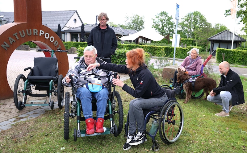 Els test nieuwe offroad rolstoel bij TerSpegelt: ‘Hij gaat zelfs door ...