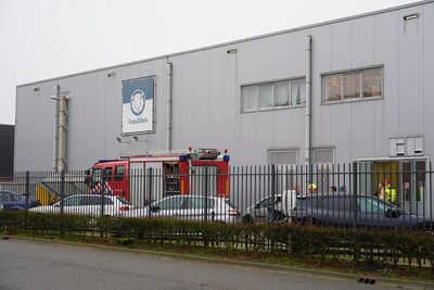 Man komt met vinger vast te zitten in vacumeermachine bij geitenkaasmakerij in Rijen