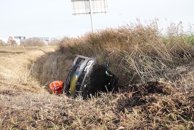 Auto vliegt uit de bocht op oprit A2 bij Den Bosch