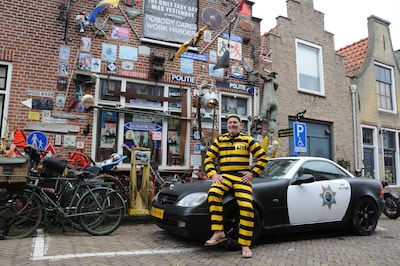 Gemeente wil bonte verzameling voor huis weg, bewo