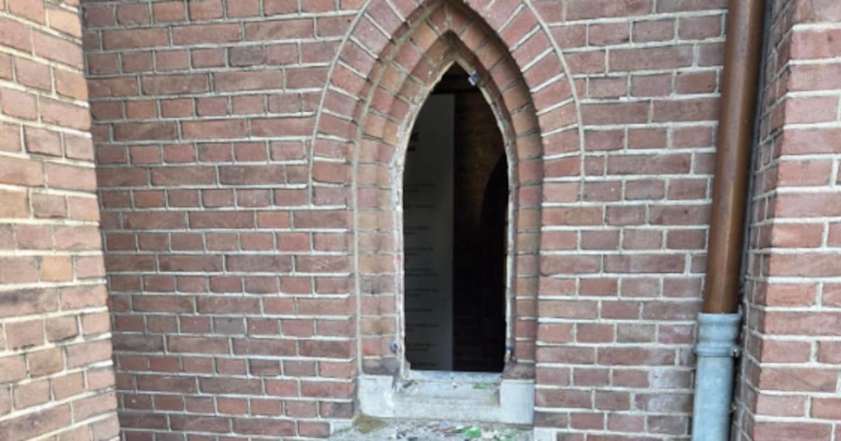 Pastoor ‘verdrietig en boos’ na brandstichting en vernieling in kapel Mierlo-Hout, twee mannen aange