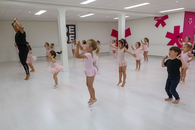 Vijftig jaar dansen in een zuurstokroze wereld: ‘Trots op familiegevoel dat we binnen DéDé Dance hebben’