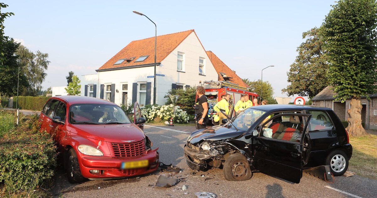 Twee gewonden bij frontale botsing in Middelrode, traumaheli landt in omgeving