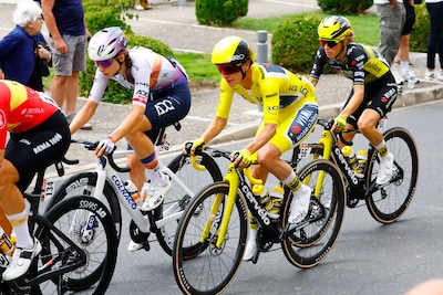 LIVE Tour de France Femmes | Marianne Vos gaat in gele trui voor ritzege, Visma-ploegleider haalt uit naar Vollering: ‘Aanstelgedrag’