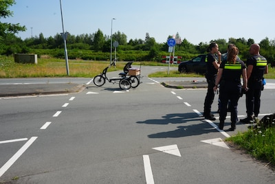 Vrouw op driewieler aangereden door auto in Rosmalen, traumahelikopter rukt uit