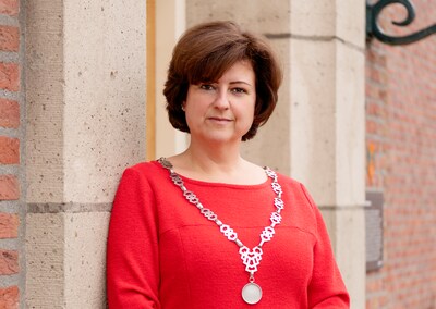 Burgemeester Marian Witte laat zich niet uit het veld slaan door online haat: ‘Mijn kinderen schrokk