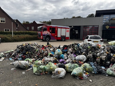 Chauffeur ontdekt brand in vuilniswagen en lost inhoud voor de deur van brandweerkazerne in Lieshout