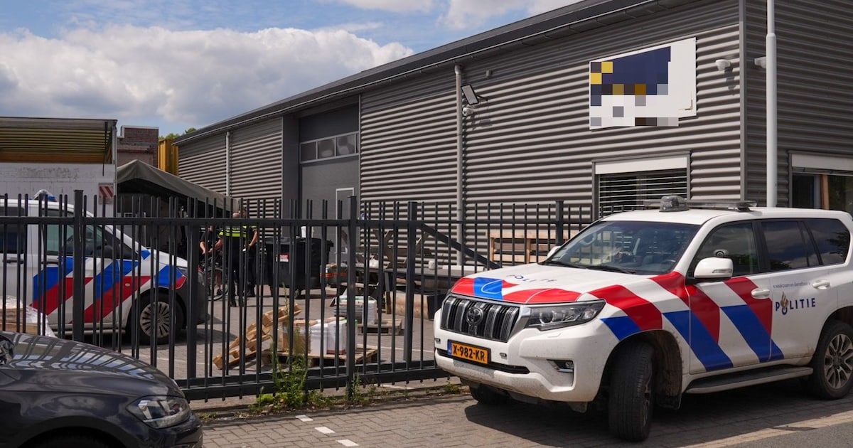 Hennep, duizenden illegale vapes en drugs in sokken gevonden in Best: twee mannen aangehouden