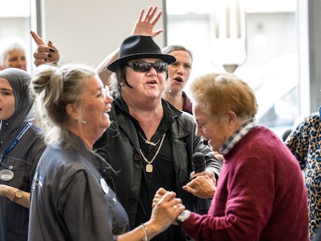 Optreden in verzorgingshuis is ‘Andrea Hazes’ dierbaar: ‘Sommigen zien niet dat ik imitator ben’