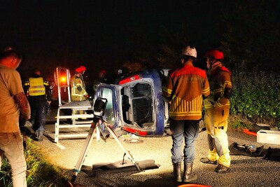 Bestuurder raakt zwaargewond bij ongeval in Hank, auto belandt op zijn zijkant