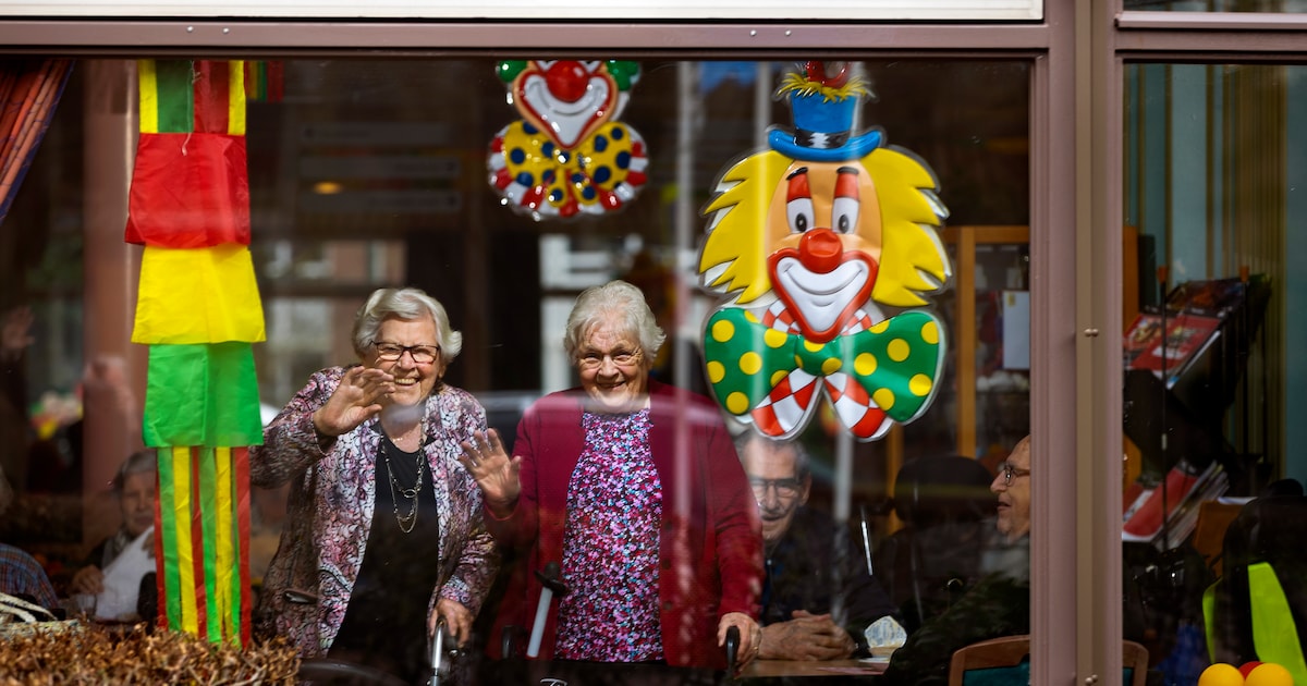 Ouderen in Deurne missen optocht opnieuw, maar nu kunnen ze hem via groot scherm wel live zien