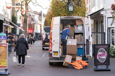 Medewerker PostNL stuurt pakketten met tv’s en laptops naar eigen adres, 60 dozen gevonden bij inval