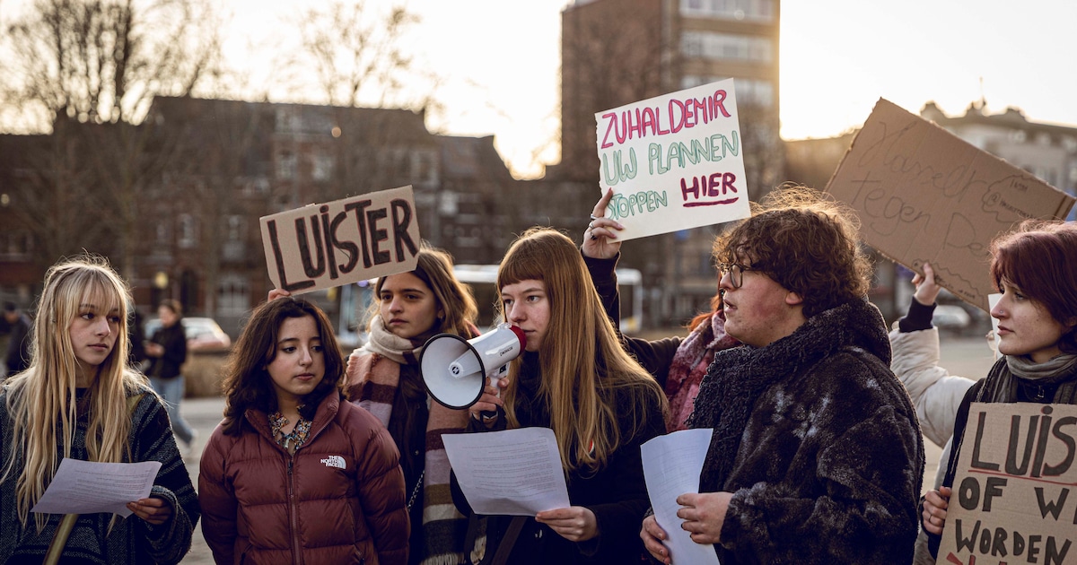 Zeventigtal scholieren staakt in Hasselt tegen het beleid van Demir: “We voelen ons niet gehoord”