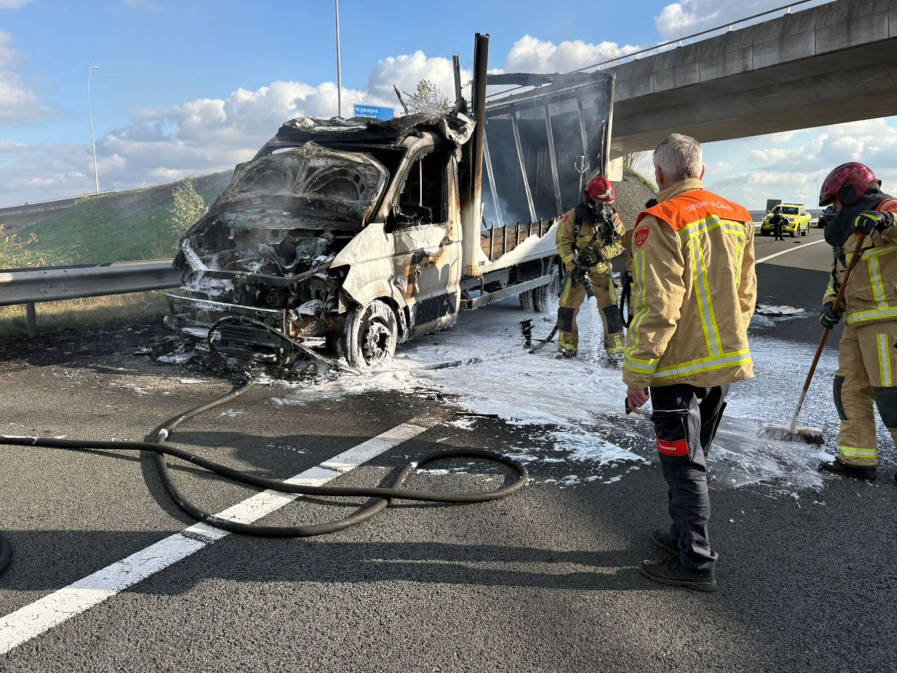 Vrachtwagen vliegt in brand op A58 bij Eindhoven