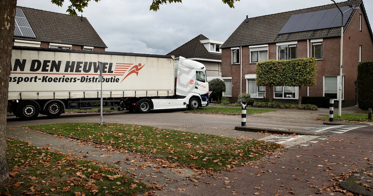 Steken, steken, nog eens steken... en dan toch achteruit: trucks worstelen zich door Deurnese woonwi