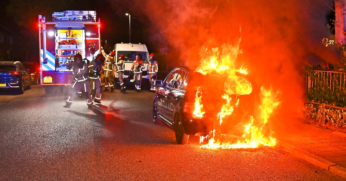 Auto brandt uit in Valkenswaard, mogelijk brandstichting na eerdere vernieling