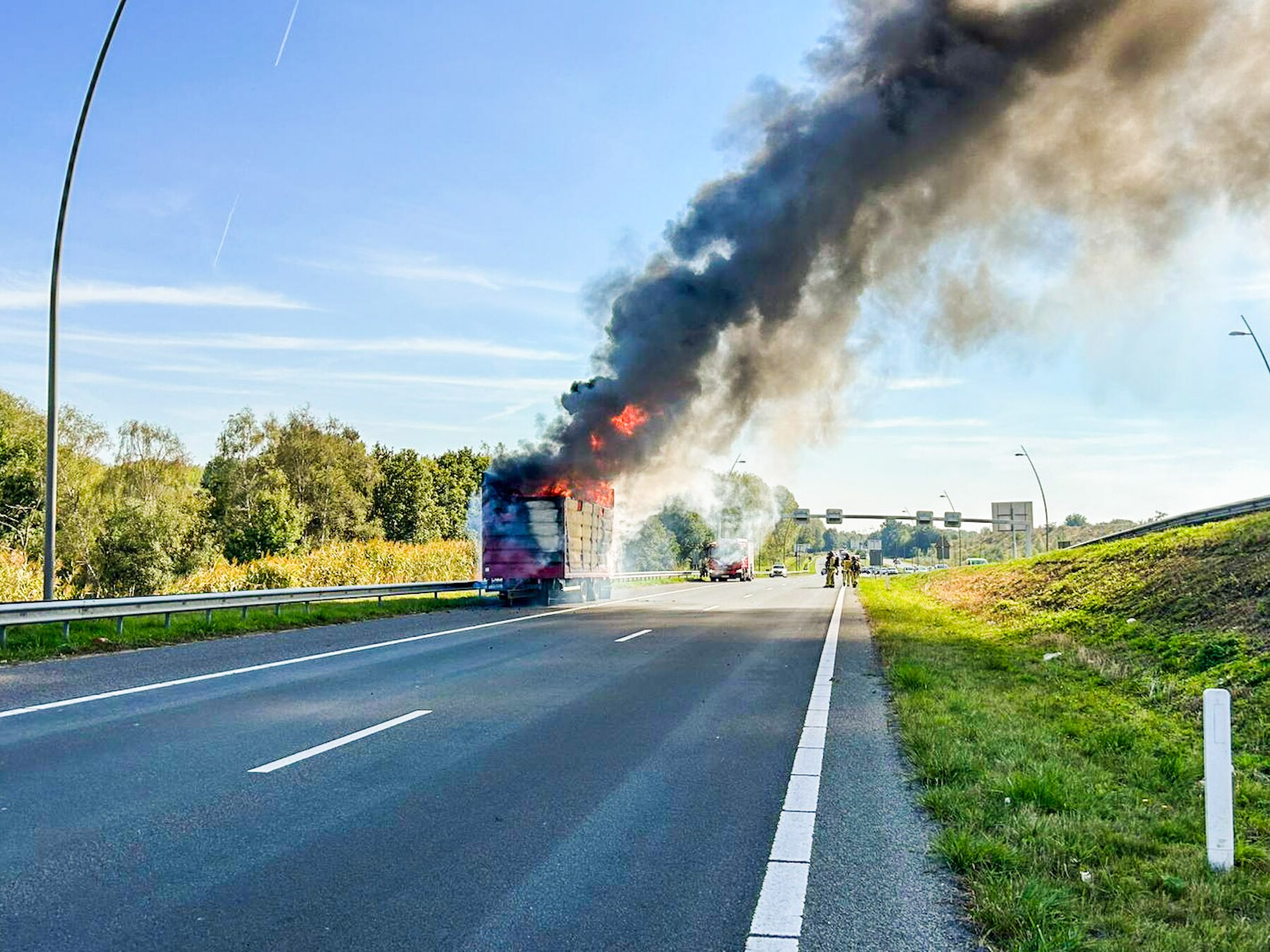 Vrachtwagenbrand op de A50 bij Eindhoven: vuur brak uit in auto die werd vervoerd 