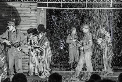 ‘Oorlogstuig’ in ’t Tejaterke: ‘Intense voorstelling met verrassingen die erin hakken’