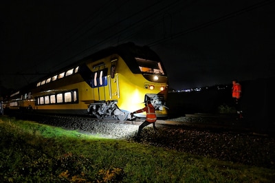 Trein botst op auto in Udenhout, bestuurster en haar baby komen er wonderbaarlijk goed van af