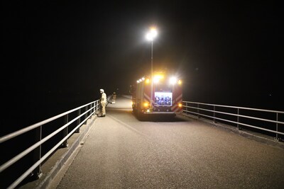 Getuigen zien dump van emmers met vloeistof in water bij Ravenstein: politie en brandweer doen onder