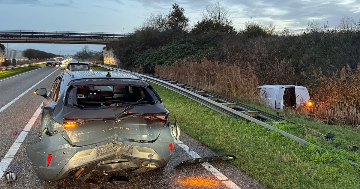 Man raakt gewond bij botsing bij Aarle-Rixtel, busje belandt in de sloot