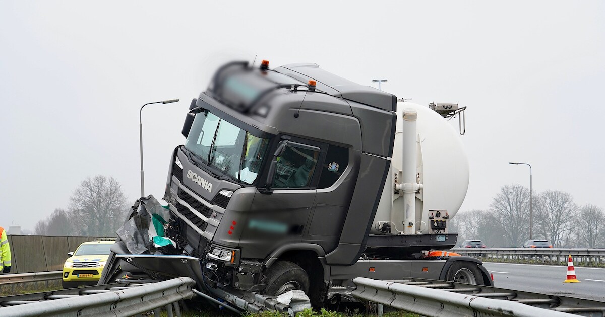 Truckchauffeur wordt onwel en botst tegen vangrail op A27: grote file bij knooppunt Hooipolder