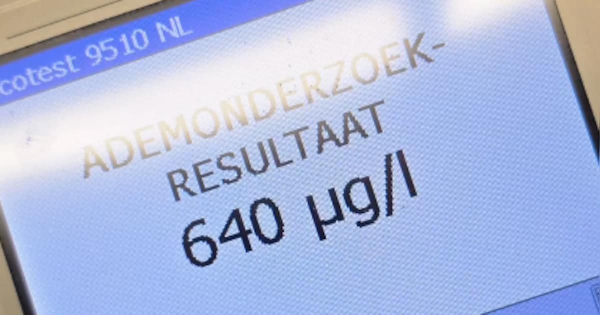 Beginnend bestuurder (35) rijdt onder invloed over de A2 bij Vught, agenten rijden hem klem