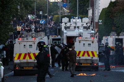 Opnieuw demonstraties in Noord-Ierland na mesaanval, betoger