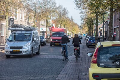 Verkeersdrukte in Aarlese Dorpsstraat al jaren bron van ergernis, zoektocht naar hoe het anders kan