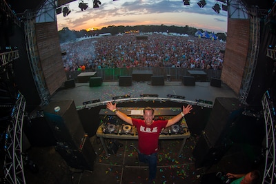 Van kroeg DJ tot Ahoy: Tilburgse DJ Coenio viert 30 jaar feest met jubileumshow