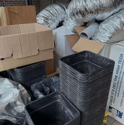 Spullen voor hennepkwekerij gevonden in loods bij Best