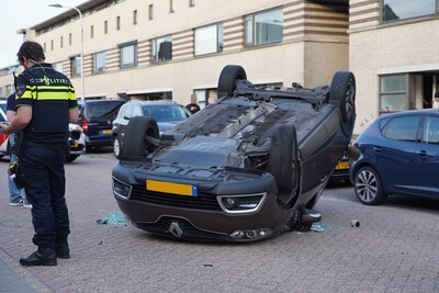 Kind gewond nadat beschonken automobilist over de kop slaat