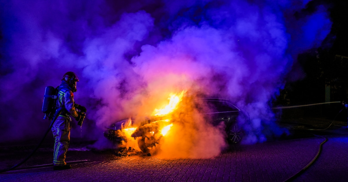 Auto brandt volledig uit in Geldrop, politie sluit brandstichting niet uit