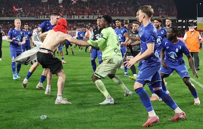Supporters van Standard en Charleroi raken slaags, hooligans lopen zelfs veld op en gaan in clinch met spelers