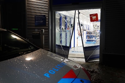 Ramkraak bij elektrowinkel in Den Bosch: deur compleet vernield