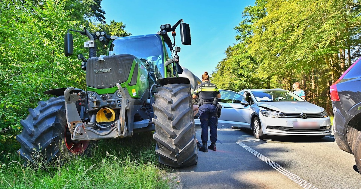 Tractor rijdt in op file N69 in Valkenswaard, achterkant auto verbrijzeld