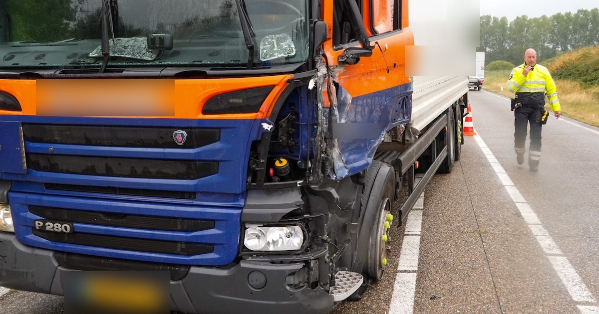 Twee vrachtwagens botsen op N279 bij Aarle-Rixtel, chauffeur gewond