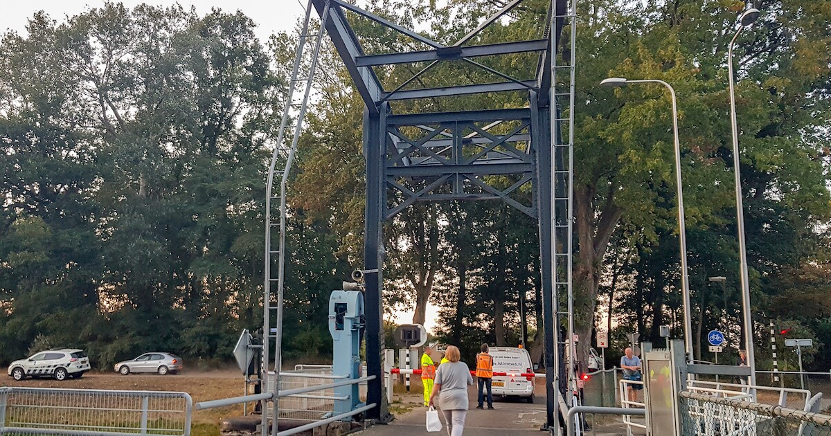 Tractorcombinatie ramt brug in Haghorst: scheep- én wegverkeer ligt hele weekend stil