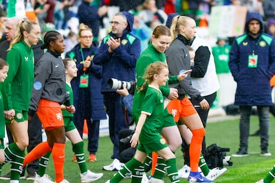 LIVE WK-kwalificatie | Oranje moet winnen om directe plaatsing voor WK in eigen hand te houden, ‘dug out’ in Ierland vol in de regen
