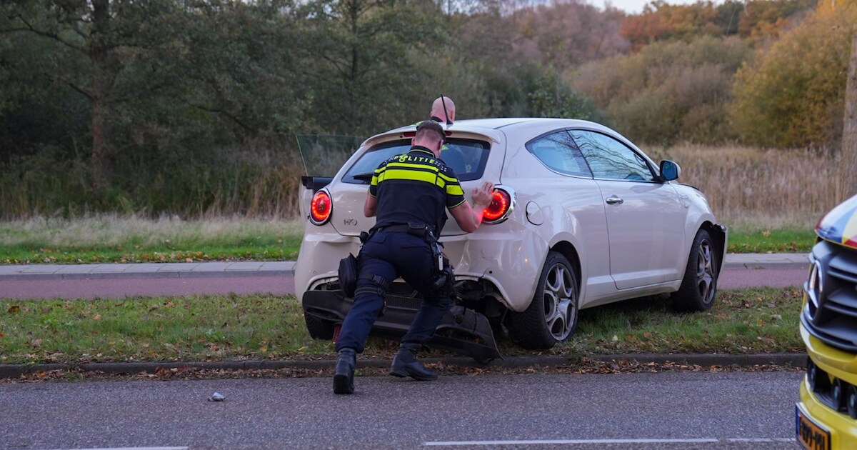 Drie auto’s botsen op elkaar in Helmond, agenten moeten wagens van de ...