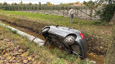 Auto belandt in sloot nadat bestuurder ‘wat aan het spelen was’ op zandpad in Veghel