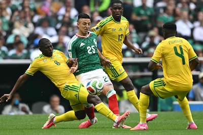 LIVE WK voetbal | Al vroeg reuzenkans Mexico, doelman houdt 