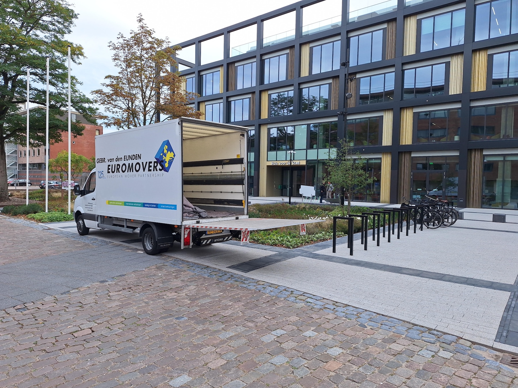 ‘Ene na andere wethouder vertrekt uit Helmond, kan dat zo maar?’