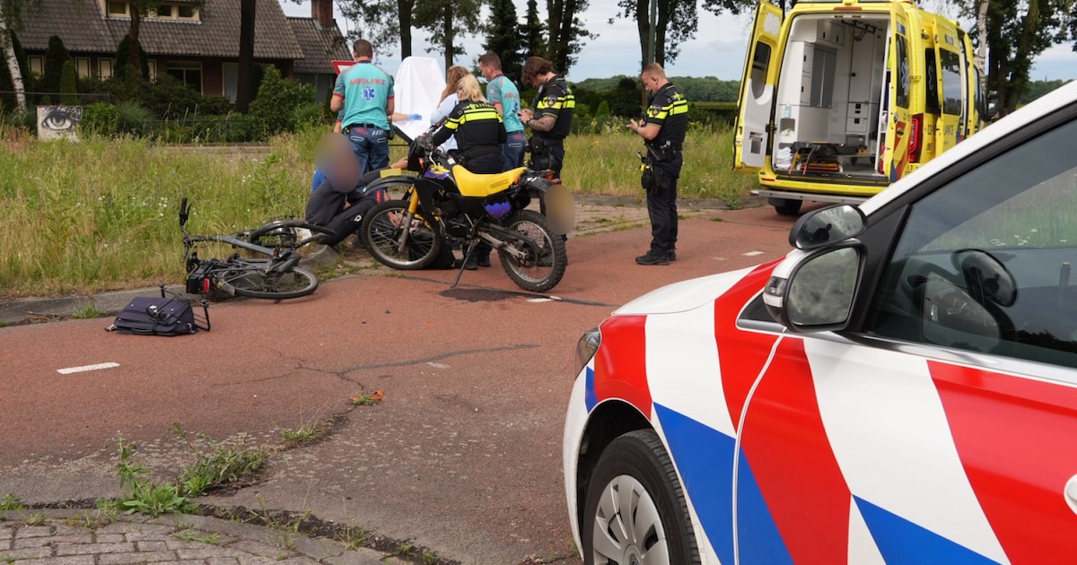 Crossbrommer en fietser botsen op rotonde in Bakel, fietser naar ziekenhuis