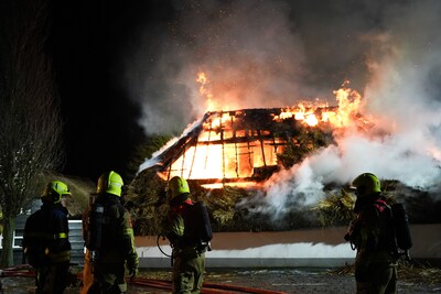Woning met rieten dak brandt af in Almkerk, slapende bewoners op tijd gewekt door rookmelder
