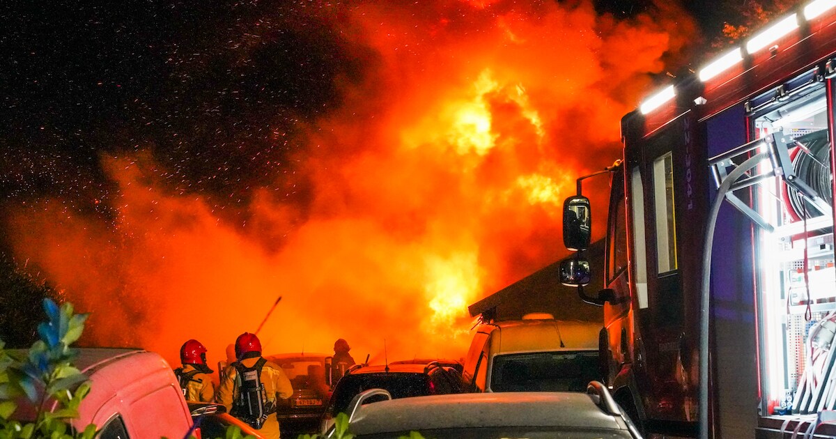 Uitslaande brand bij autobedrijf in Sterksel, oorzaak onbekend