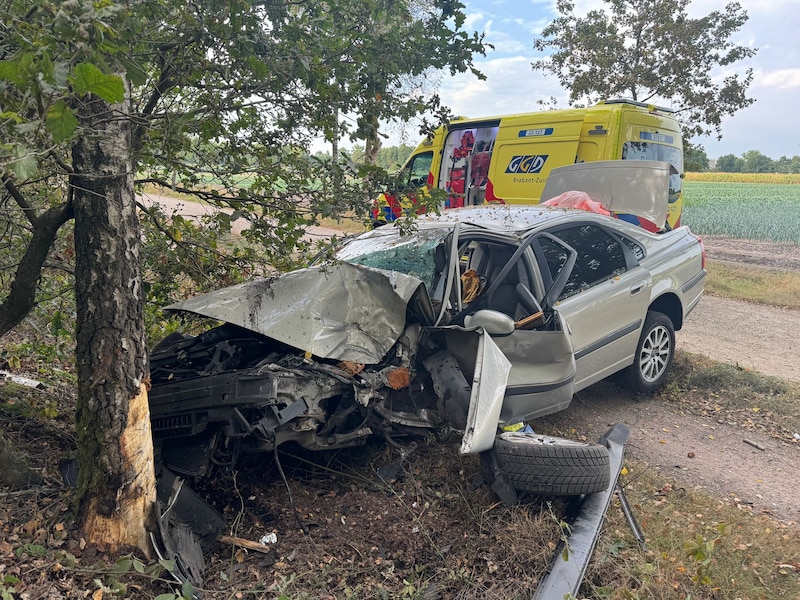 De schade aan de auto is fors. 