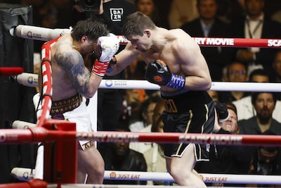 LIVE boksen | Goede start van Verhoeven in boksclash met Usyk, wie kroont zich tot wereldkampioen?